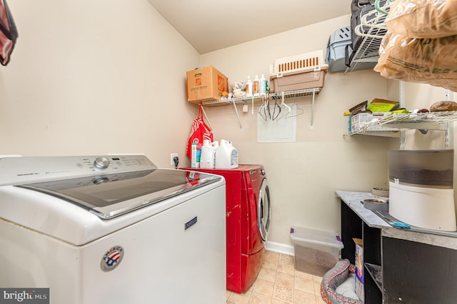 laundry room featuring light tile patterned floors and independent washer and dryer