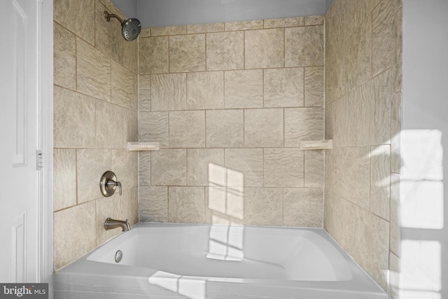 bathroom with tiled shower / bath combo