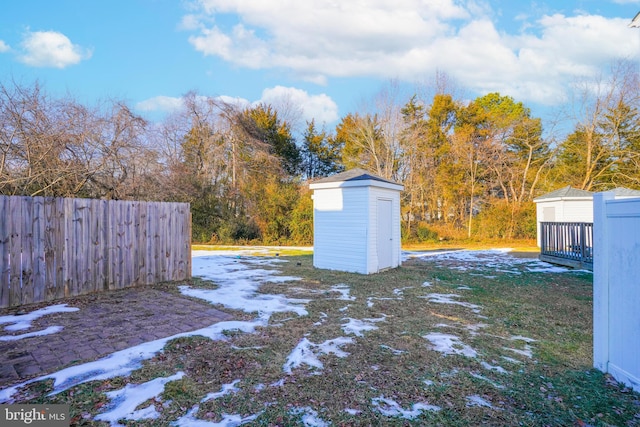 view of yard featuring a storage shed