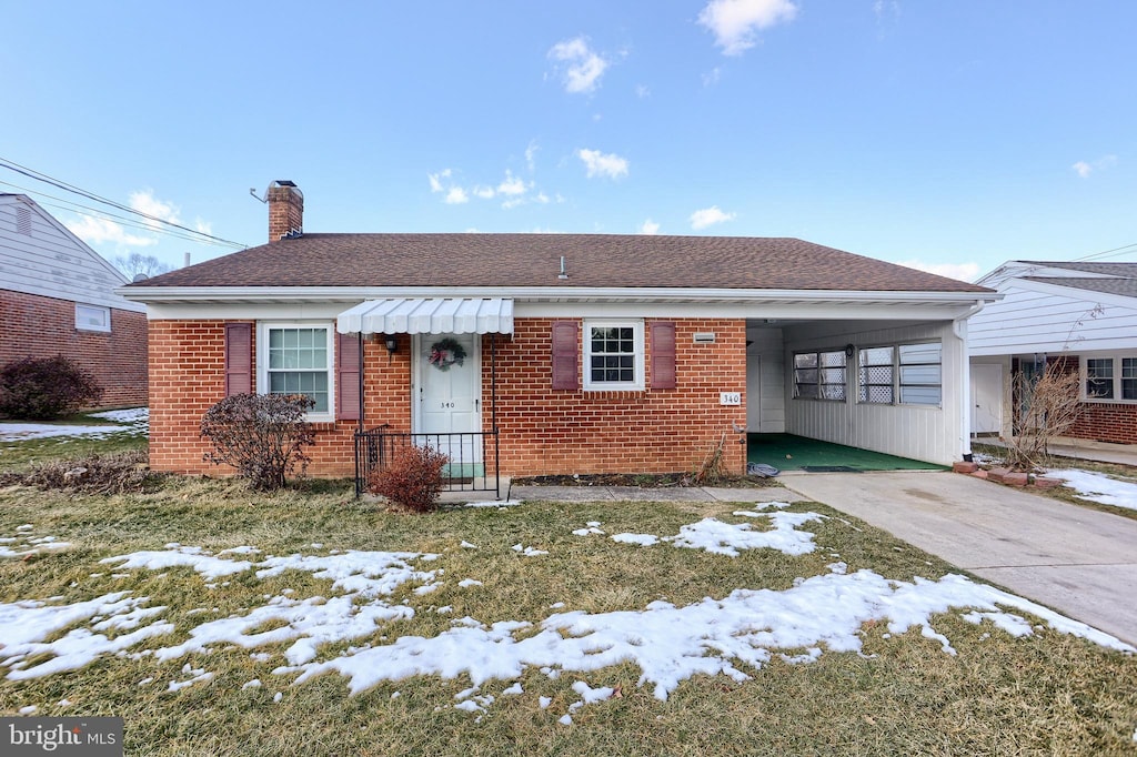 view of front of property featuring a carport