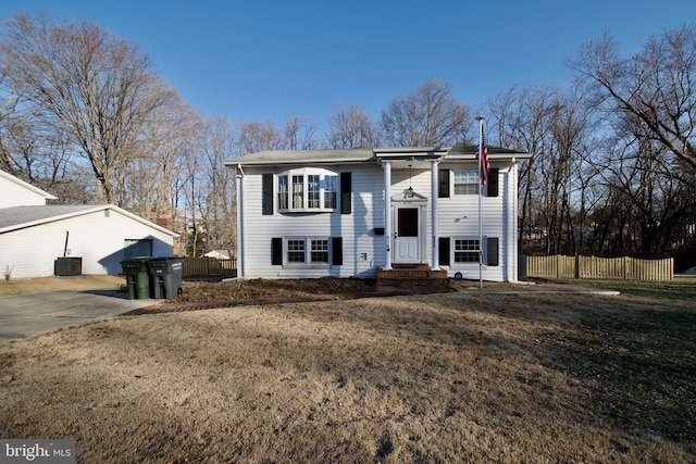 bi-level home featuring central AC and a front lawn