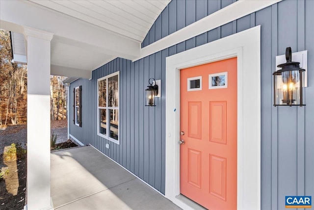 entrance to property featuring a porch