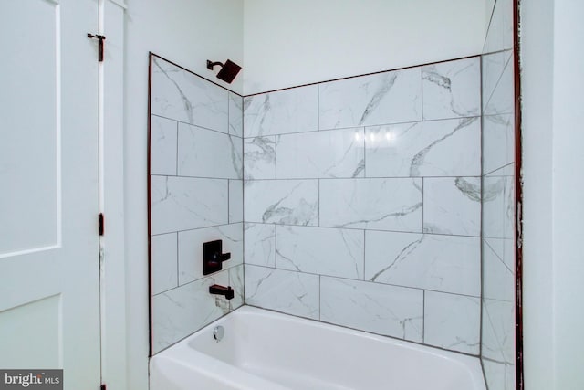 bathroom featuring tiled shower / bath