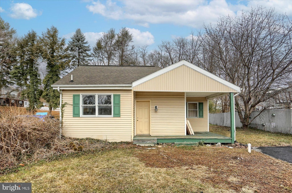 view of front of property with a front lawn