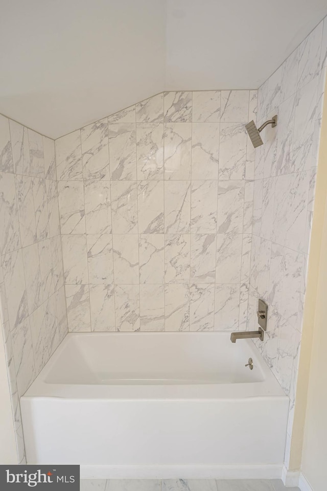 bathroom featuring tiled shower / bath