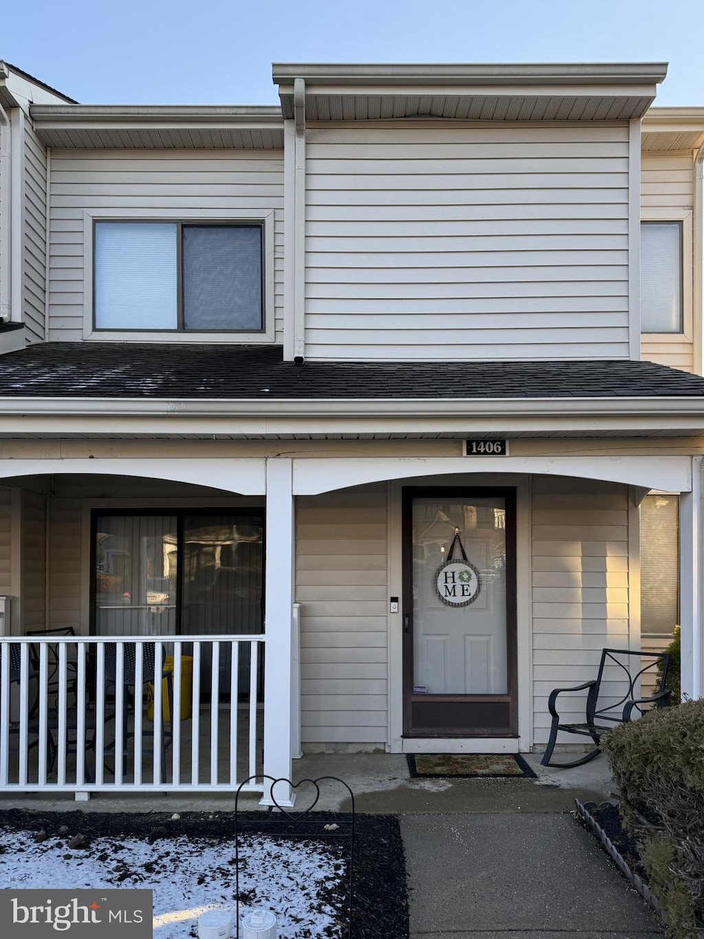 property entrance featuring a porch