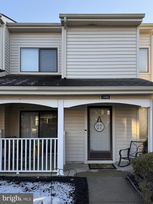 property entrance featuring a porch