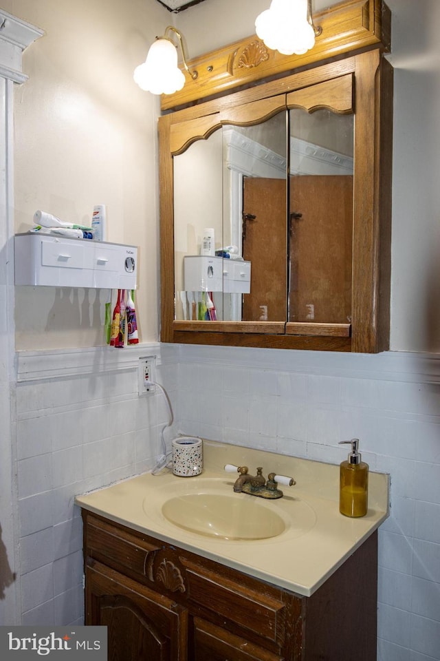 bathroom with vanity and decorative backsplash