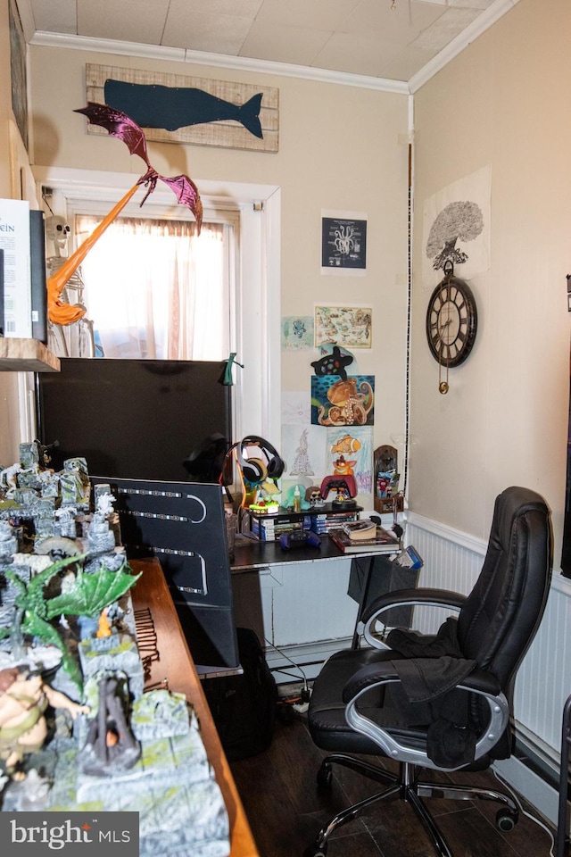 home office featuring crown molding