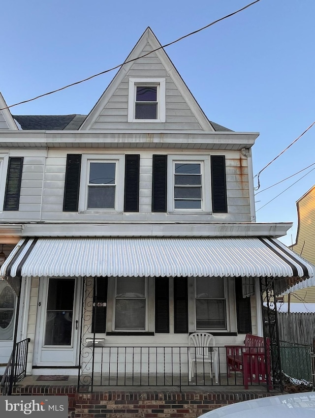 view of front of property featuring covered porch