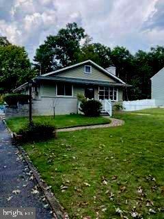 view of front of property featuring a front yard