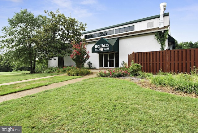 view of front of house featuring a front lawn