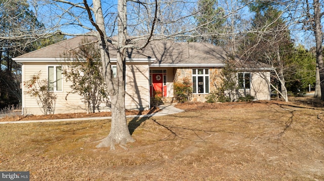 view of front facade with a front lawn