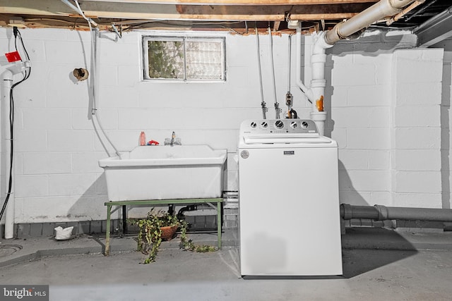 laundry area with washer / dryer and sink