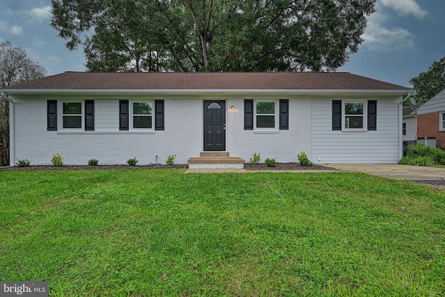 single story home featuring a front lawn