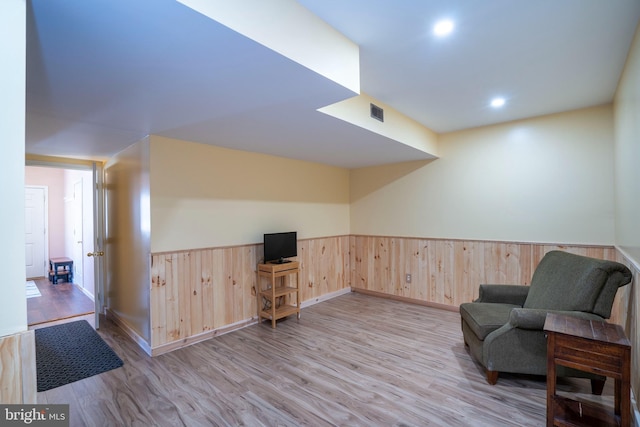 living area with light hardwood / wood-style flooring