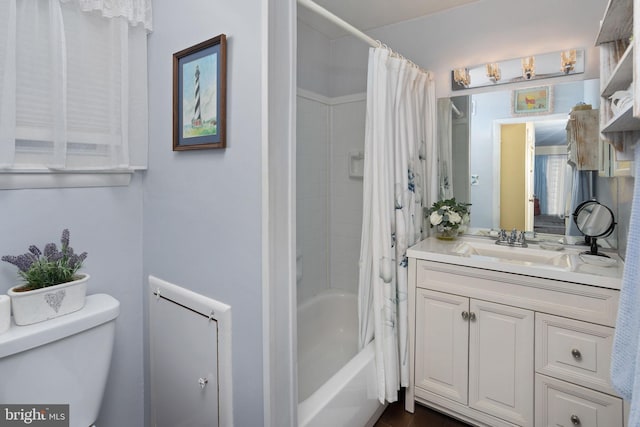 full bathroom with toilet, vanity, and shower / bath combo