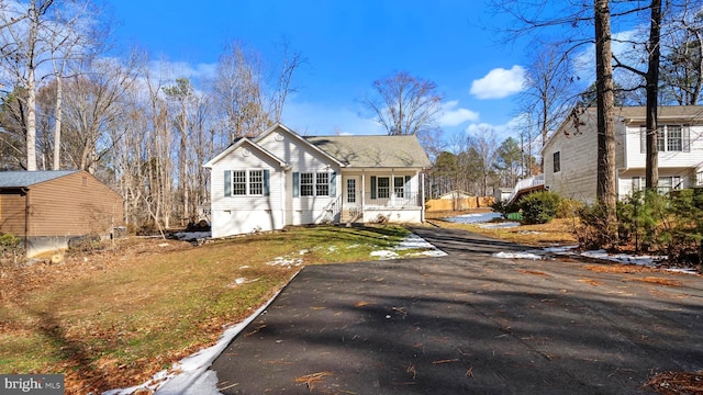 view of front of property featuring a front yard and covered porch