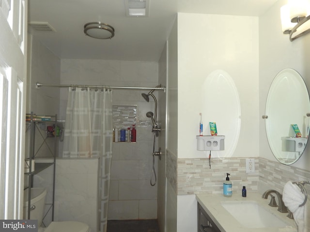 bathroom with tasteful backsplash, vanity, toilet, and a shower with shower curtain