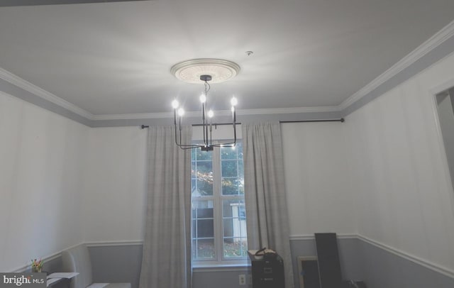 details featuring crown molding and a chandelier