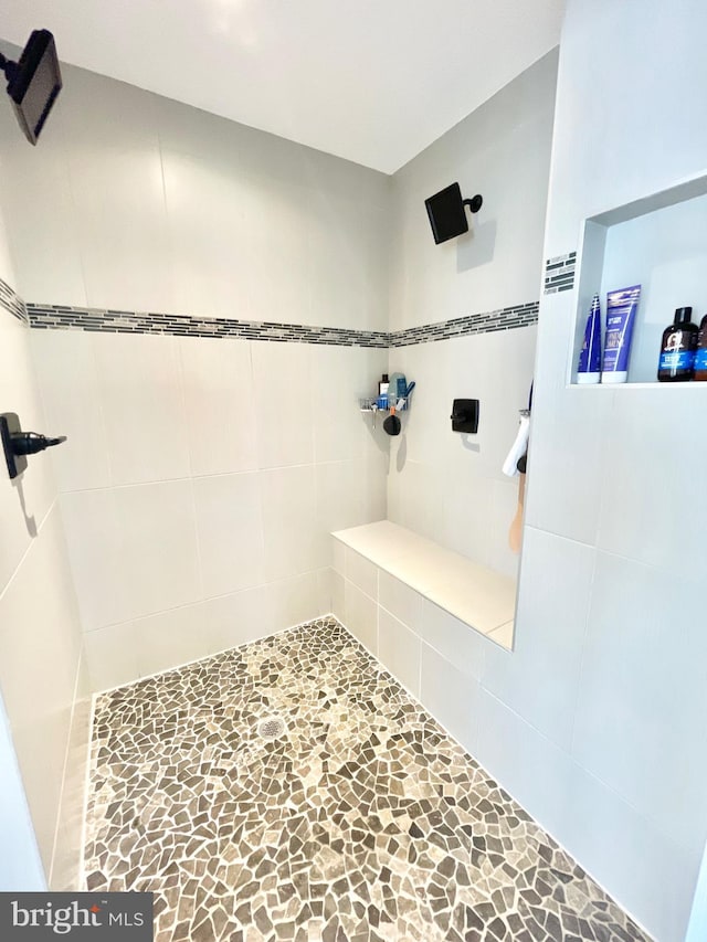 bathroom featuring a tile shower