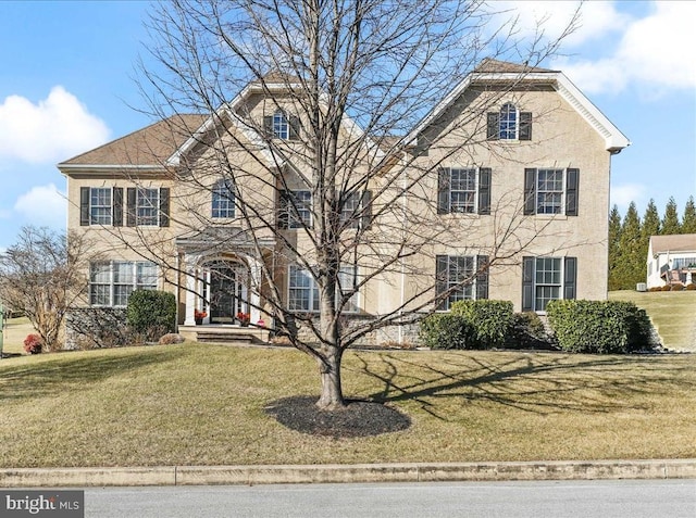 view of front facade featuring a front lawn