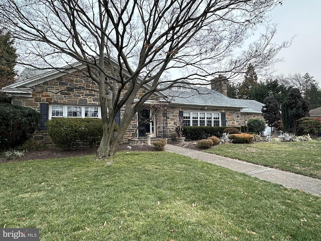 view of front of property with a front yard