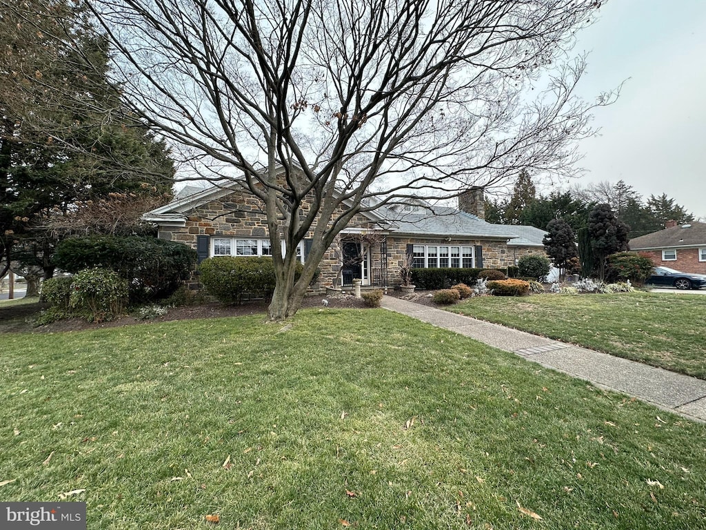 single story home with a front lawn