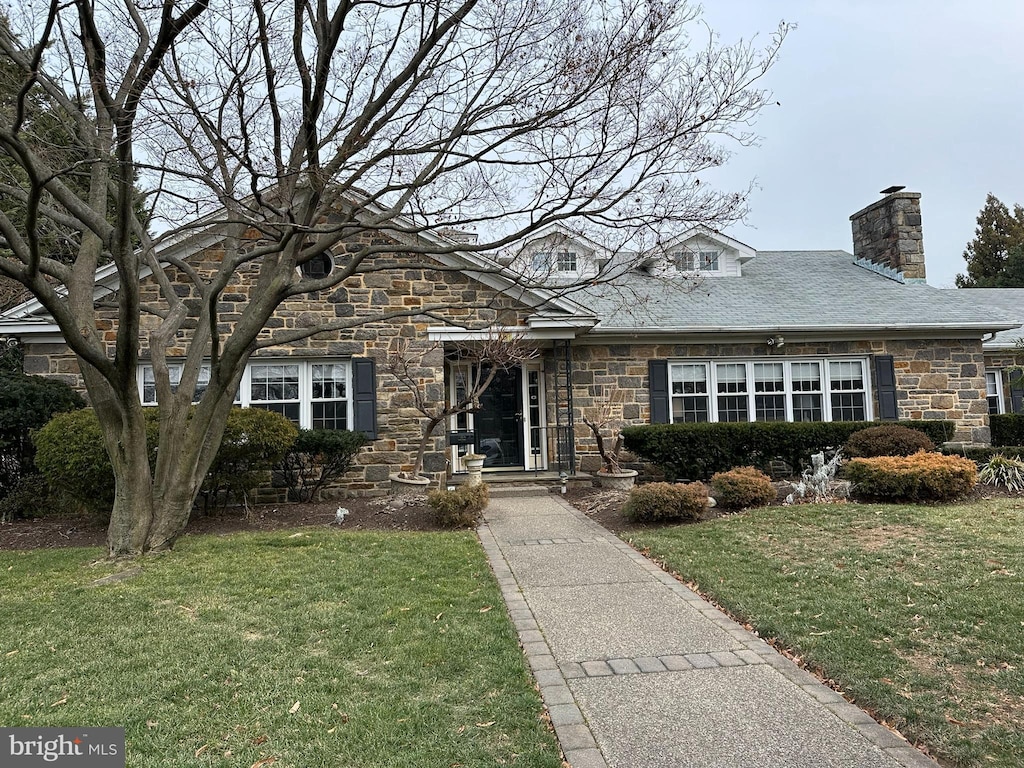 view of front of property with a front lawn