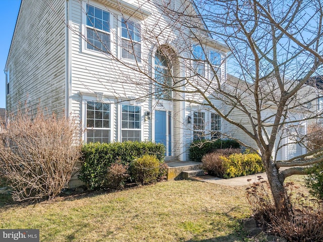 view of front of home featuring a front yard