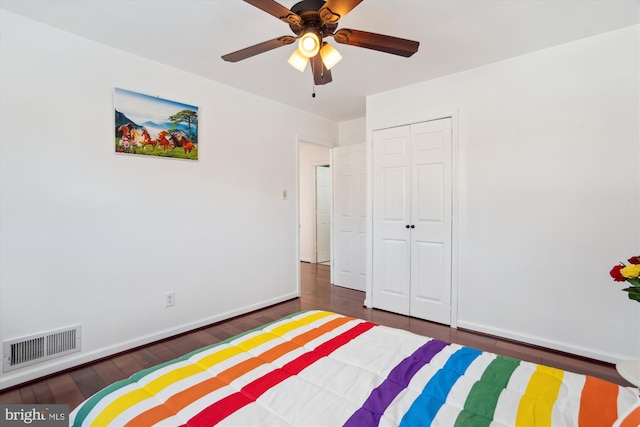 bedroom featuring ceiling fan, dark hardwood / wood-style floors, and a closet