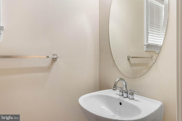 bathroom featuring sink