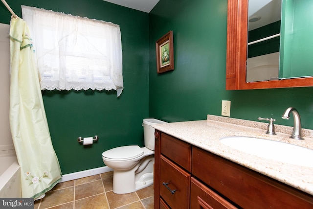 full bathroom featuring shower / bath combo with shower curtain, toilet, and vanity