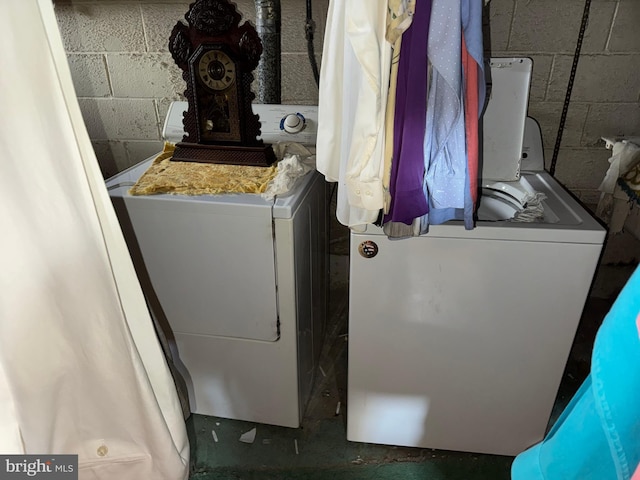 clothes washing area with washer / clothes dryer