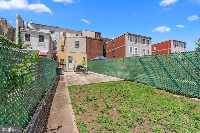 view of yard featuring a patio area