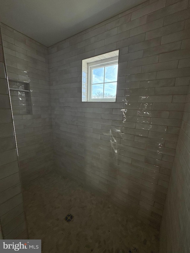 bathroom featuring a tile shower