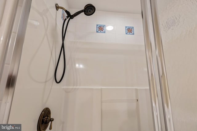 details featuring a tile shower