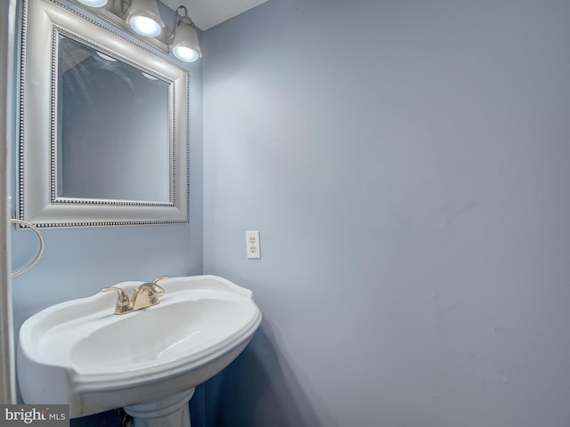 bathroom featuring sink