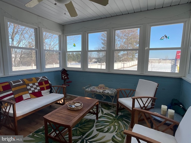 sunroom with ceiling fan