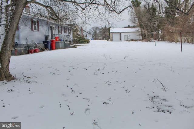 view of yard layered in snow