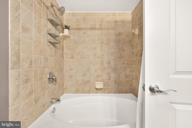 bathroom featuring tiled shower / bath