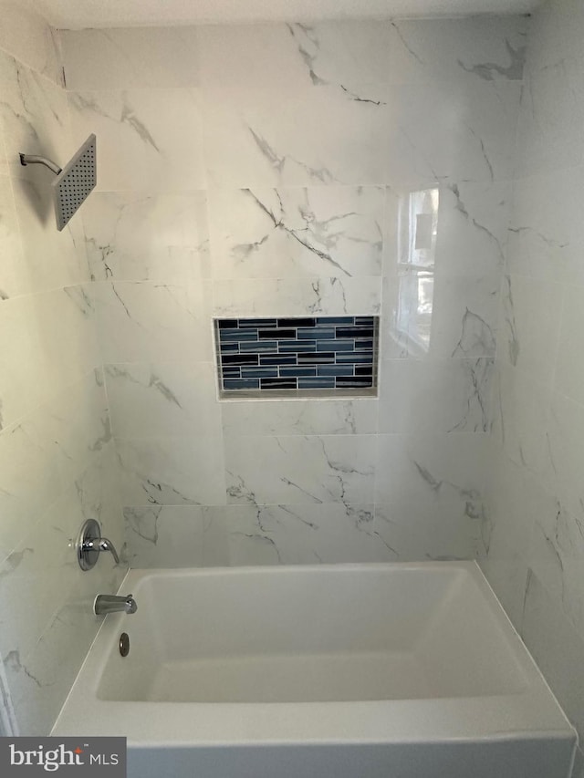 bathroom featuring tiled shower / bath combo