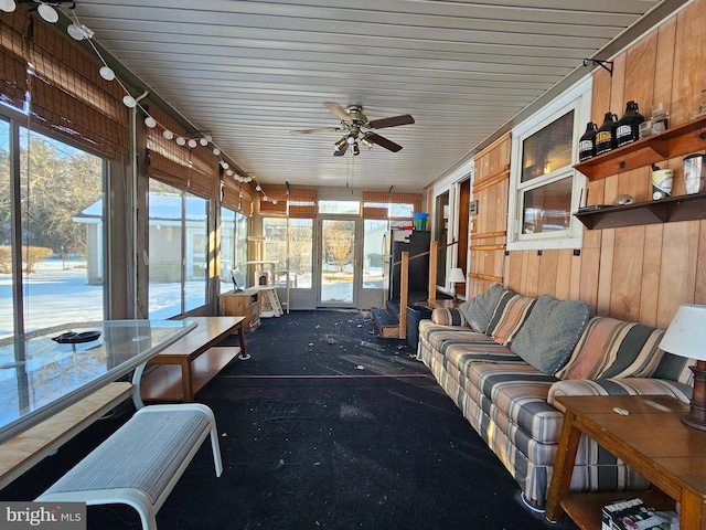 sunroom with ceiling fan