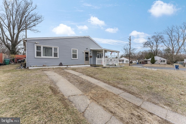 view of front of property featuring a porch and a front lawn