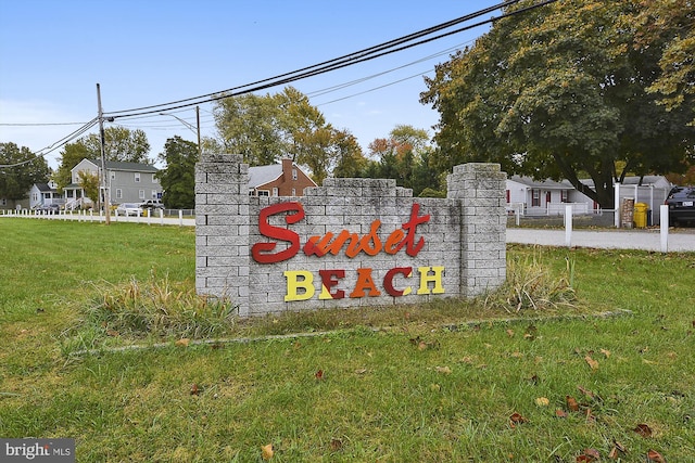 community / neighborhood sign featuring a lawn