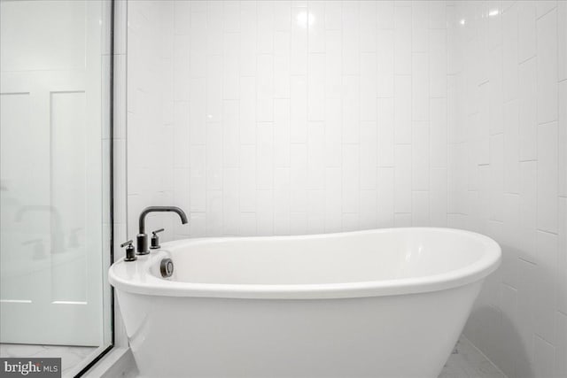 bathroom featuring a washtub