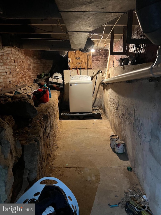 basement with washer / dryer