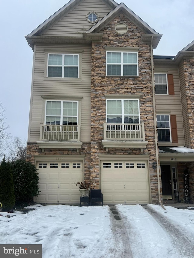 view of front of property featuring a garage