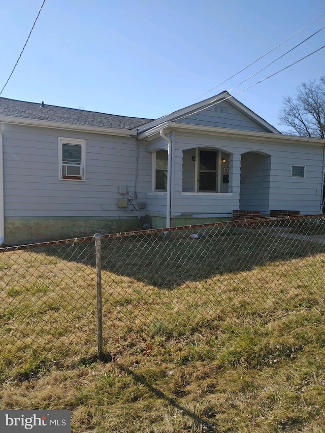 view of front facade with a front lawn and cooling unit