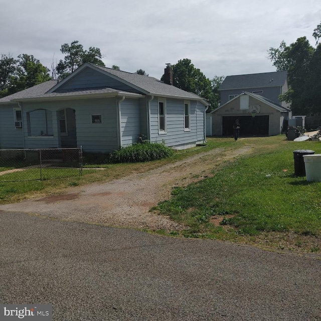 view of front of house featuring a front lawn